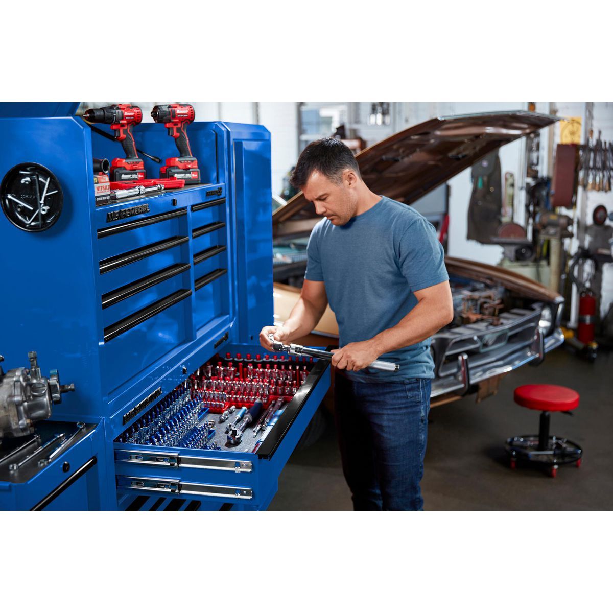 42 in. x 22 in. Blue Roll Cab B39152
